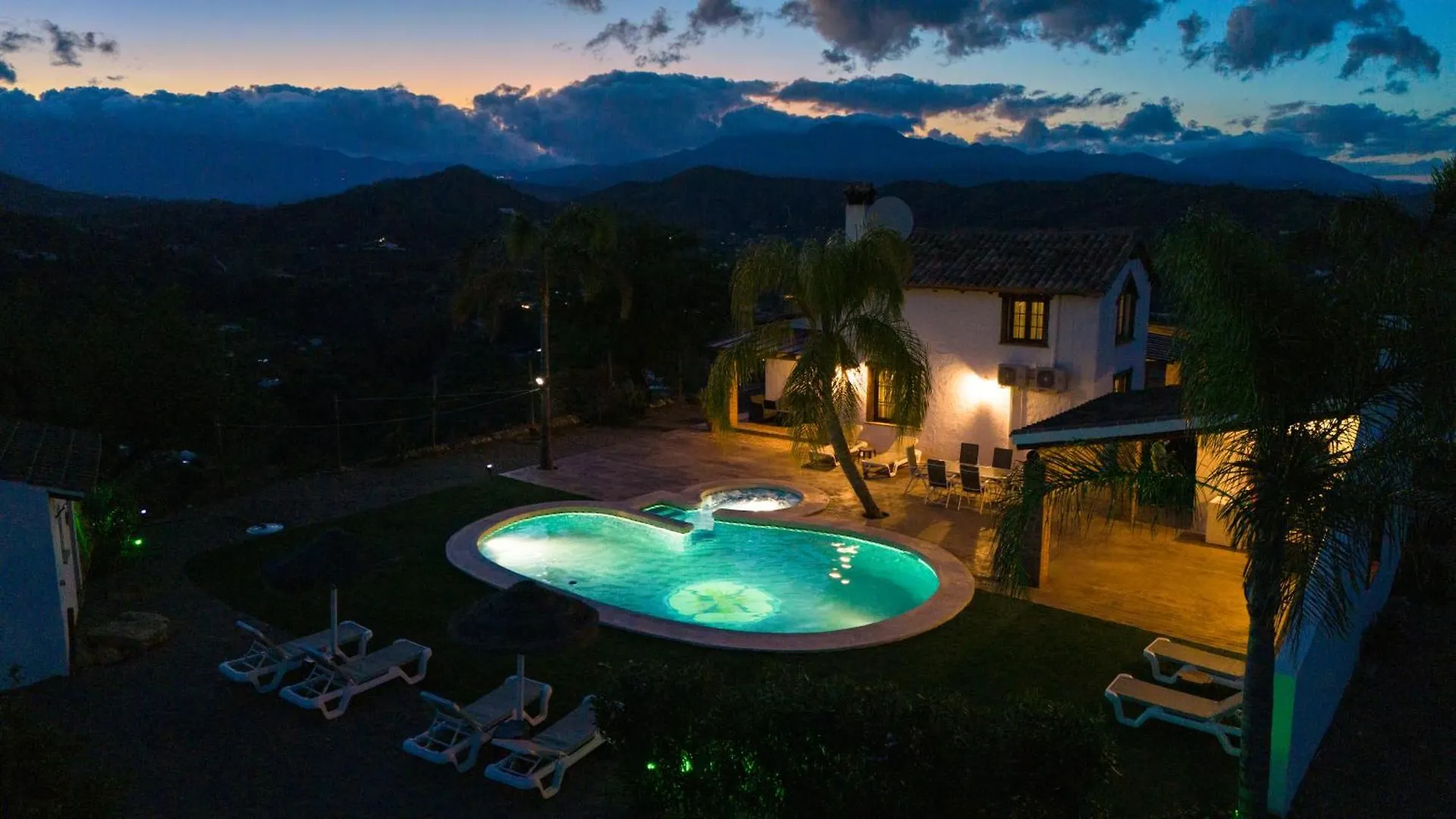 Finca El Cerro - Piscina Y Jacuzzi Малага